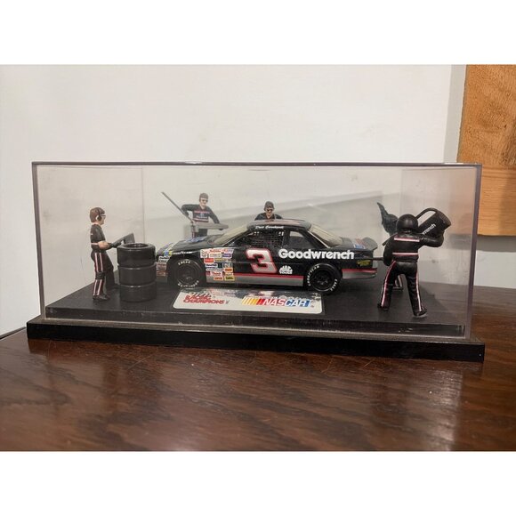 Dale Earnhardt "The Intimidator" Goodwrench NASCAR Diecast Car Pit Crew In Case - Picture 1 of 8